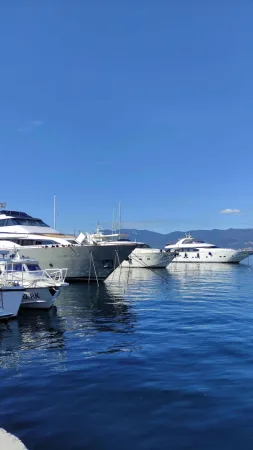 Velké luxusní jachty zakotvené vedle sebe v přístavu Rijeka