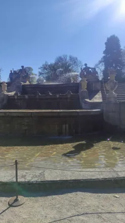 Kamenná kaskádová fontána se sochami a jezírkem v zámecké zahradě Český Krumlov
