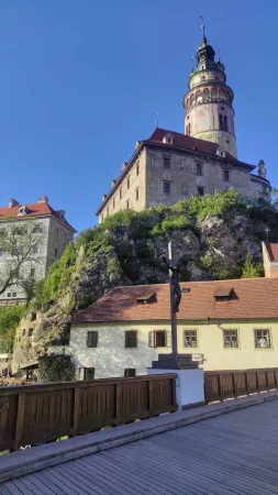 Dřevěný krucifix na Lazebnickém mostě s výhledem na zámeckou věž