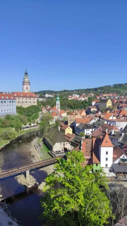 Pohled na starobylý Český Krumlov, řeku Vltavu a lávku z výšky zámecké zahrady