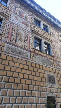Detail iluzivní malované sgrafitové fasády na budově zámku v Českém Krumlově