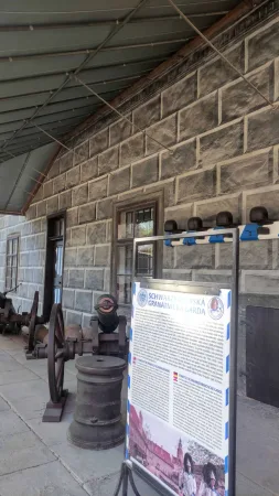 Venkovní výstava o Schwarzenberské granátnické gardě s historickým dělem u zámku
