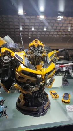 Velká busta Bumblebee z Transformers za skleněnou vitrínou