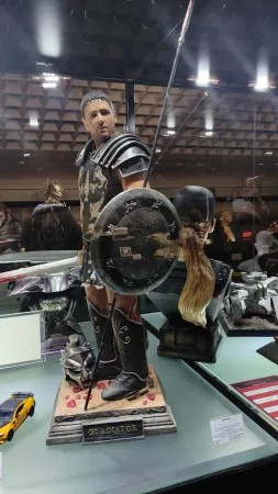 Socha Gladiátora za skleněnou vitrínou