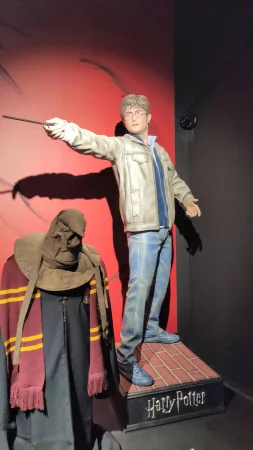 Socha Harryho Pottera s hůlkou