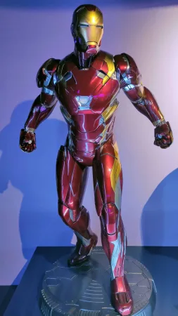 Socha Iron Mana v červenozlatém brnění na podstavci