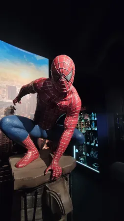 Socha Spider-Mana v červeném kostýmu