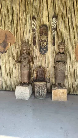 Dekorative afrikanische Skulpturen und Masken bei einer Expozition im Zoo Lešná Zlín