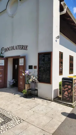 Außenansicht des Cafés Chocolaterie am Eingang zum Zoo Lešná Zlín