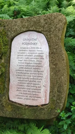Eine Steintafel über die einzigartigen Bedingungen der Amazonien-Expozition im Zoo Lešná