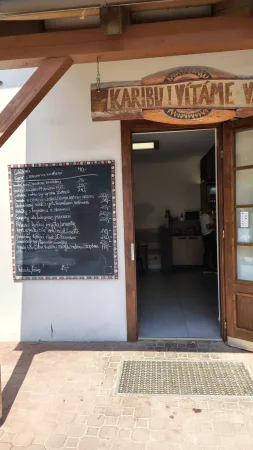 Eingang zum afrikanischen Restaurant Karibu im Zoo Lešná Zlín