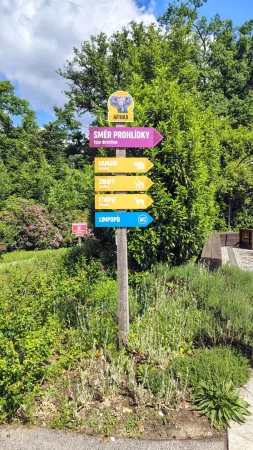Bunte Wegweiser im afrikanischen Bereich des Zoos Lešná in Zlín