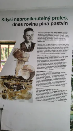 Informationstafel zur Geschichte von Amazonien und Jan Antonín Baťa im Zoo Lešná