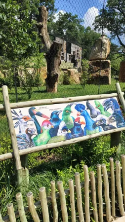 Informationstafel mit Vogelarten an einer Voliere im Zoo Lešná Zlín