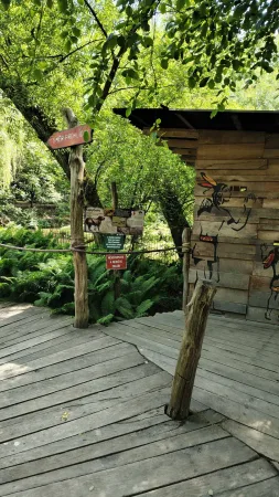 Eingang zur Amazonien-Sektion mit einer Holzplattform und Informationsschildern