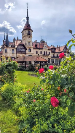 Das historische Schloss Lešná bei Zlín mit einem Garten voller roter Rosen