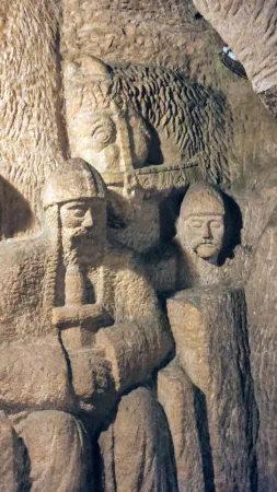 Vytesaný reliéf koňské hlavy a dvou postav rytířů ve skále
