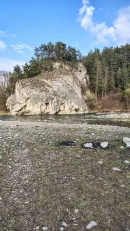Una gran roca junto al río