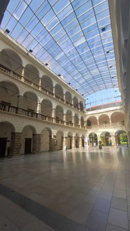 Prosklené arkádové nádvoří renesančního zámku v Hranicích s kamennými sloupy