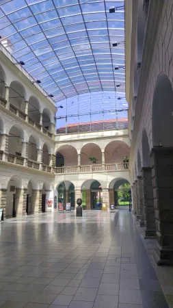 Arkádová patra nádvoří zámku v Hranicích se sochou uprostřed