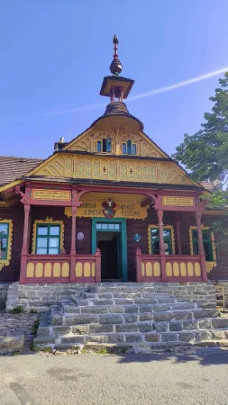 Pohádkový dřevěný horský hotel Maměnka na Pustevnách s bohatě zdobeným průčelím