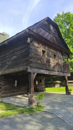 Roubená stavba na kamenné podezdívce s podloubím ve Valašském muzeu