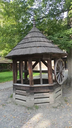 Historická dřevěná studna s velkým kolem ve Valašském muzeu v přírodě