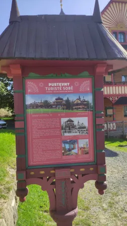 Informační cedule Pustevny turisté sobě s historií horského střediska