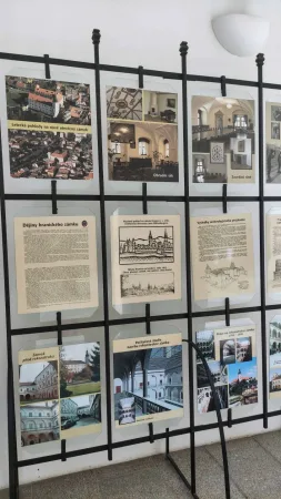 Informační panel s historií a starými fotografiemi zámku v Hranicích