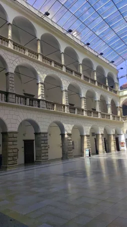Kamenné arkády se sloupy v zastřešeném nádvoří zámku v Hranicích