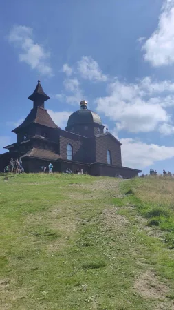 Kaple svatého Cyrila a Metoděje na vrcholu Radhoště obklopená horskou loukou