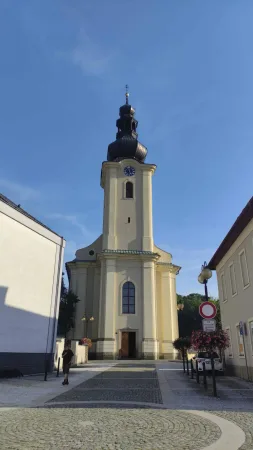 Kostel Všech svatých s hodinovou věží v centru Rožnova pod Radhoštěm