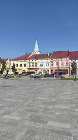 Historické náměstí ve Valašském Meziříčí s věží kostela v pozadí