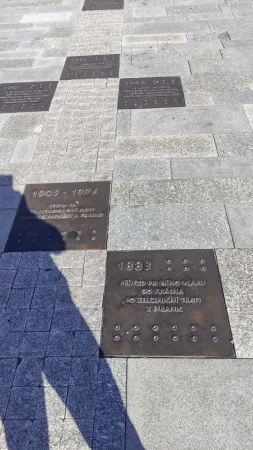 Bronzové pamětní desky zasazené do dlažby náměstí ve Valašském Meziříčí