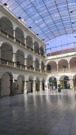 Patrové arkády s balustrádami na nádvoří zámku v Hranicích