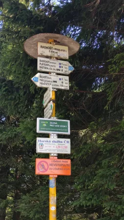 Turistický rozcestník s ukazateli na Radegast, Pustevny a Radhošť