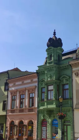 Secesní měšťanský dům se zelenou věžičkou v ulici Hranic