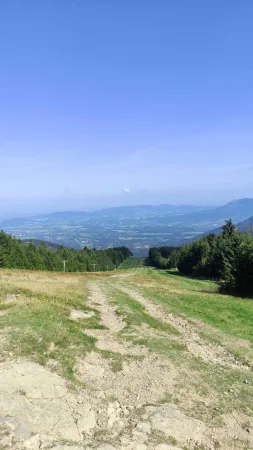 Široká hřebenová cesta směrem k Radhošti s výhledem do kraje