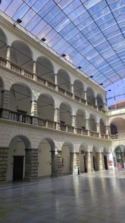 Prosklená střecha nad arkádovým nádvořím zámku v Hranicích