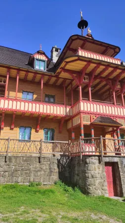 Detail střechy a věžičky chaty Libušín s charakteristickou lidovou výzdobou