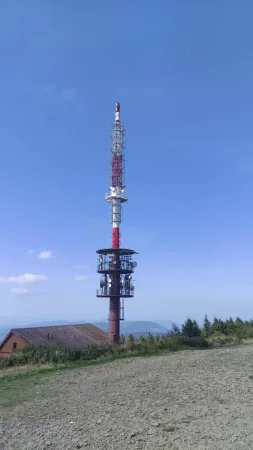 Televizní a rozhlasový vysílač na vrcholu Radhoště na pozadí modré oblohy