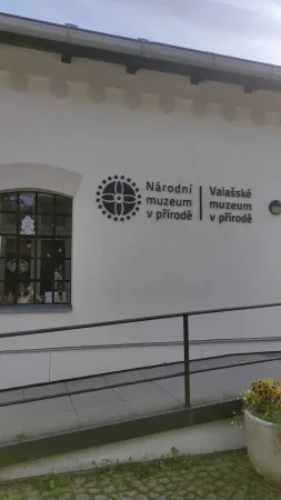 Vstupní budova Valašského muzea v přírodě v Rožnově pod Radhoštěm