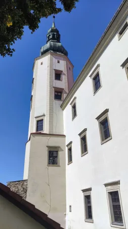 Vysoká věž zámku v Hranicích na pozadí jasně modré oblohy