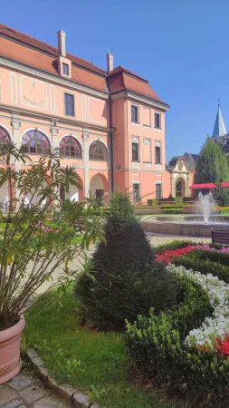 Výhled na zámecké průčelí a kostelní věž v centru Valašského Meziříčí