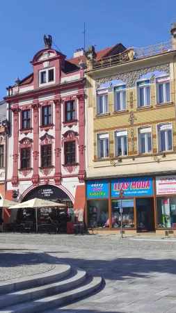 Bohatě zdobený měšťanský dům s podloubím na náměstí ve Valašském Meziříčí
