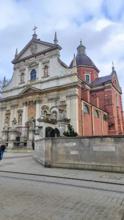 Barokní kostel svatého Petra a Pavla s kupolí na ulici Grodzka v Krakově, vedle románský kostel svatého Ondřeje