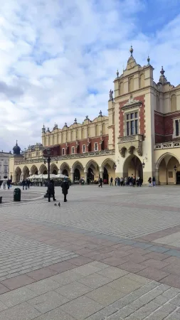 Boční průčelí tržnice Sukiennice na Hlavním náměstí v Krakově