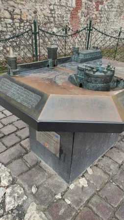 Bronzový hmatový model Barbakanu na kamenném podstavci u městských hradeb v Krakově