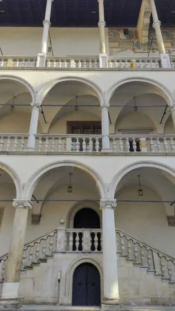 Dvě patra renesančních arkád na nádvoří hradu Wawel se zbytky nástěnných maleb pod střechou