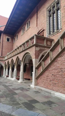 Gotické arkádové nádvoří Collegium Maius, nejstarší budovy Jagellonské univerzity v Krakově